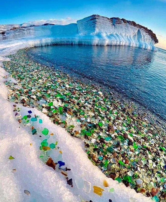 Điểm độc đáo của những bãi biển thủy tinh nổi tiếng trên thế giới